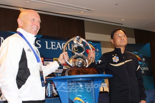 울산 김호곤 감독(오른쪽)과 알 아흘리 카림 야로림 감독이 9일 울산현대호텔에서 열린 AFC 챔피언스리그 결승 공식 기자회견에 참석한 뒤 우승 트로피를 손에 쥐고 포즈를 취하고 있다. 울산 | 남장현 기자