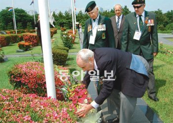6·25전쟁 당시 유엔군으로 참전한 노병들이 올해 6월 세계 유일의 유엔군 묘지인 부산 남구 대연동 유엔기념공원을 찾아 참배하고 있다. 동아일보DB