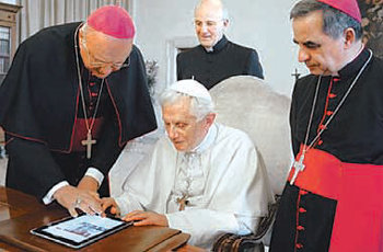 교황 베네딕토 16세(가운데)가 지난해 6월 바티칸 집무실에서 아이패드를 이용해 바티칸 계정으로 처음 트윗을 보내고 있다. 올해 말에는 개인 계정으로 트윗을 보낼 예정이라
고 바티칸 측은 8일 밝혔다. 사진 출처 BBC