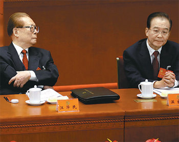 8일 중국 공산당 제18차 전국대표대회 개막식에 참석한 장쩌민 전 국가주석(왼쪽)과 원자바오 총리가 나란히 앉아 있다. 베이징=AP 연합뉴스