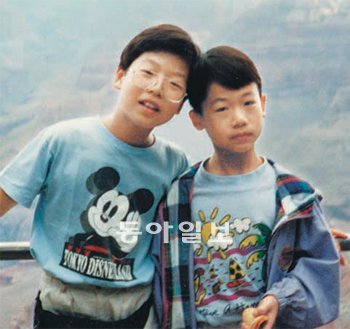 20년전 형제 모습 초등학생 시절 가족 여행을 하던 중 함께 촬영한 나상현(왼쪽)-상욱 형제. 그 당시의 얼굴이 20년이 지난 지금까지도 남아 있다. 나상현 씨 제공