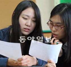두근두근… 내 점수는 과연



‘내 점수면 몇 등급을 받을까.’ 시험 칠 때보다 더 떨리는 순간이다. 대학수학능력시험 다음 날인 9일 오전 서울 서초구 
반포고에서 수험생들이 심각한 표정으로 가채점한 점수를 서로 비교해 보고 있다. 홍진환 기자 jean@donga.com