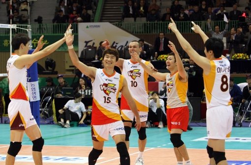 깜짝활약을 펼치며 팀의 시즌 첫 승리를 이끈 KEPCO 김진만(15번)이 오픈 공격을 성공시킨 뒤 동료들과 함께 환호하고 있다. 사진제공｜KEPCO