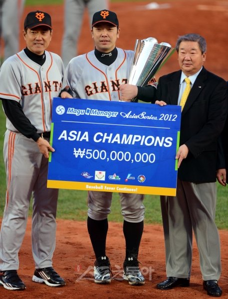 요미우리 하라 감독(왼쪽)과 주장 아베(가운데)가 11일 사직구장에서 열린 2012아시아시리즈 결승에서 라미고를 꺾고 우승 트로피를 수상한 뒤 한국야구위원회(KBO) 구본능 총재와 기념촬영을 하고 있다. 사직｜박화용 기자 inphoto@donga.com 트위터@seven7sola