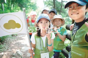 BMW코리아, 친환경 가족캠프 열고… BMW코리아 미래재단은 7월 충북 제천 일대에서 친환경 가족캠프 ‘그린 퓨처 캠프’를 열었다. 재단 기부고객 70가구, 총 250여 명을 대상으로 열린 이 행사에서 참가자들은 야생식물을 탐구하는 등 다양한 체험을 했다. BMW코리아 제공