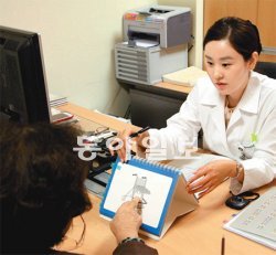 치매가 의심돼 서울성모병원을 찾은 여성 환자가 그림을 보며 설명하는 신경심리검사를 받고 있다. 초기에 약물치료와 인지치료를 병행하면 치매의 진행 속도를 늦출 수 있다.