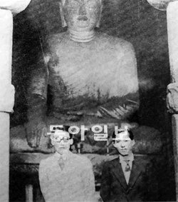 경주를 처음 찾은 조지훈을 위해 박목월은 안내자를 자처했다. 1942년 봄 석굴암 앞의 지훈(왼쪽)과 목월. 동리목월문학관 제공