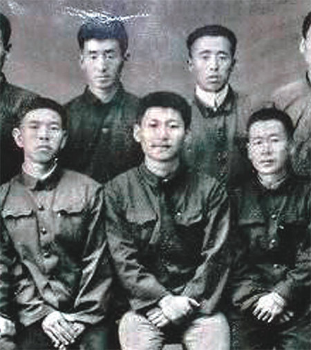 22세 량자허 촌장 시진핑 시진핑(앞줄 가운데)이 산시 성 량자허 촌에서 7년간 있다가 1975년 베이징으로 돌아가기 직전 마을 주민 및 지인들과 함께 기념사진을 찍었다. 당시 그는 22세였다. 사진 출처 바이두