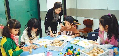 예비 초등생을 대상으로 스토리텔링형 수학수업을 진행 중인 서울 노원구 중계동 CMS중계영재교육센터의 ‘생각하는 I·G’반 수업 모습.