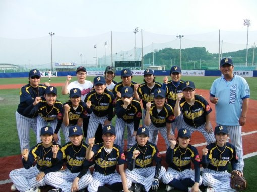 해머스 스톰 임영렬 총감독(두 번째 줄 오른쪽 끝)이 경기를 앞두고 선수들과 함께 필승을 다짐하고 있다. 해머스 스톰은 인천지역 최초의 여자야구단이다. 사진제공｜해머스 스톰