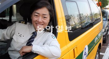 장애인콜택시를 운전하는 박미숙 씨(51). 근육병과 호흡기장애를 가진 아들을 둔 박 씨는 장애인콜택시를 이용한 뒤 다른 사람들에게 봉사하고 싶어 2009년 운전 자격증을 땄다. 전영한 기자 scoopjyh@donga.com