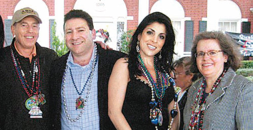 켈리 부부와 함께 데이비드 퍼트레이어스 중앙정보국(CIA) 국장이 2010년 질 켈리의 집에서 켈리의 남편 스콧, 켈리, 아내 홀리(왼쪽부터)와 함께 사진을 찍었다. 데일리메일 제공