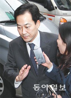 “할 말 없습니다” 이명박 대통령의 내곡동 사저 터 편법 매입 의혹 사건을 재수사하는 이광범 특별검사팀의 이헌상 조사부장이 12일 청와대의 거부로 경호처를 압수수색하지 못하고 서울 서초구 서초동 특검 사무실로 돌아오는 도중 기자의 질문에 손사래치고 있다. 변영욱 기자 cut@donga.com