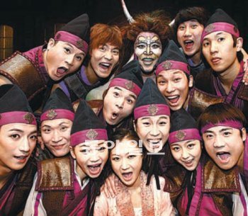 16∼18일 싱가포르에서 첫 해외공연을 펼치는 2011 경주세계문화엑스포 주제공연 ‘플라잉’ 출연진들이 익살스러운 포즈를 취하고 있다. 경주세계문화엑스포 제공