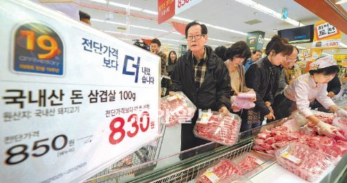 전단 가격 보고 왔는데… 또 할인 불황이 깊어지면서 싼 물건을 찾아 발품을 파는 소비자가 늘고 있다. 이마트가 지난달 25일부터 일주일간 벌인 돼지고기 할인행사에서는 평소 두 달 치 판매량에 해당하는 460t이 팔렸다. 이마트 제공