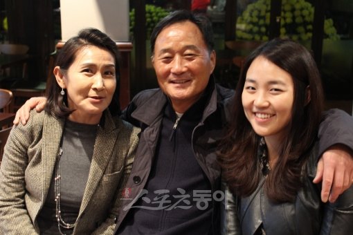 아시아를 정복한 울산 현대 김호곤 감독(가운데)은 ‘용장’이지만 가족 앞에서는 한 없이 자상한 남편이고 아버지다. 김 감독이 부인 최문실 씨(왼쪽), 딸 정연 씨와 다정한 포즈를 취했다. 울산｜남장현 기자