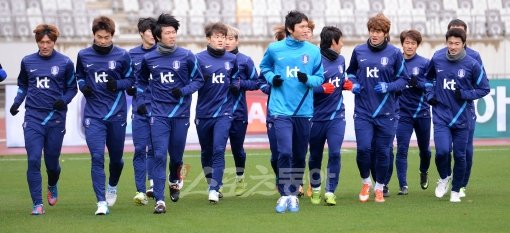 14일 화성종합경기타운에서 호주를 상대로 올해 마지막 A매치를 갖는 축구대표팀이 13일 오후 적응훈련을 가졌다. 축구대표팀이 가벼운 러닝으로 몸을 풀고 있다. 화성｜김종원기자 won@donga.com 트위터 @beanjjun