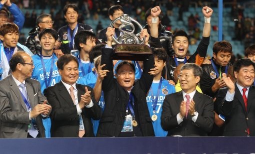 김호곤 감독은 우승 순간 가장 먼저 떠오른 사람으로 주저 없이 가족을 꼽았다. 김 감독이 우승 트로피를 들며 활짝 웃고 있다. 사진제공｜스포츠코리아
