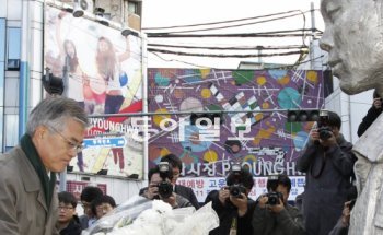 文, 전태일 42주기 추모 민주통합당 문재인 대선후보가 전태일 열사 42주기인 13일 서울 중구 청계6가 평화시장 앞 버들다리에 있는 전태일 동상을 찾아 헌화하고 있다. 안철민 기자 acm08@donga.com