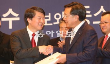 安, 중기중앙회와 함께 무소속 안철수 후보가 13일 서울 여의도 중소기업중앙회관에서 열린 초청간담회에서 김기문 중소기업중앙회장으로부터 정책제안집을 받으며 악수하고 있다. 박영대 기자 sannae@donga.com