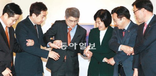 “손 어떻게 잡을까요” 민주통합당 문재인, 무소속 안철수 후보의 단일화 협상팀이 13일 서울 종로구에 있는 한 갤러리에서 본격적인 협상에 앞서 손을 맞잡고 있다. 안 후보 측에선 이태규 미래기획실장, 금태섭 상황실장, 조광희 비서실장이 참석했고 문 후보 측에선 박영선 공동선대위원장과 윤호중 김기식 의원(왼쪽부터)이 나섰다. 안철민 기자 acm08@donga.com