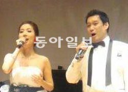 임성규 씨(오른쪽)가 소피아 킴과 함께 9일 경북 봉화 청소년회관에서 공연을 하고 있다. 임성규 씨 제공