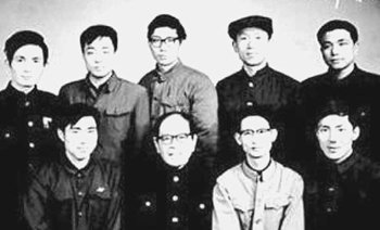 베이징대 법학과 동기들과 리커창 부총리(뒷줄 오른쪽)가 1977년 베이징대 법학과에 입학한 뒤 동기들과 함께 찍은 기념사진.