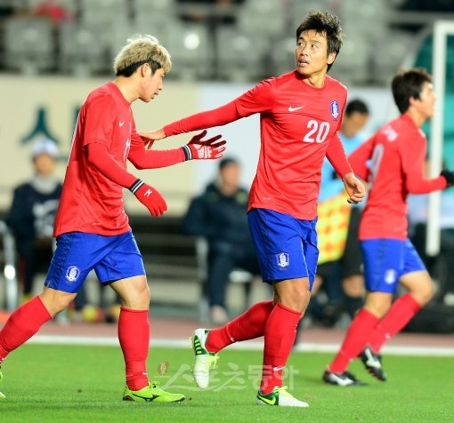 14일 오후 경기도 화성종합경기장에서 열린 '대한민국과 호주'의 축구국가대표팀 친성경기에서 전반 한국 이동국이 선제골을 성공한 뒤 이근호와 기쁨을 나누고 있다. 화성 | 김민성 기자 marineboy@donga.com 트위터 @bluemarine007