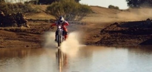 ‘물 위를 달리는 방법’ 사진=해당 영상 캡처