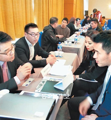15일 몽골 울란바토르 중심가의 블루스카이타워에서 한국과 몽골 기업인들이 투자상담회를 진행하고 있다. 한국무역협회 제공