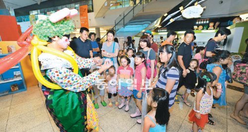 부천시 축제 열기 8월에 열린 ‘부천 국제만화축제’에서 아이들이 축제 관계자에게 풍선을 받기 위해 모여 있다. 부천시 제공