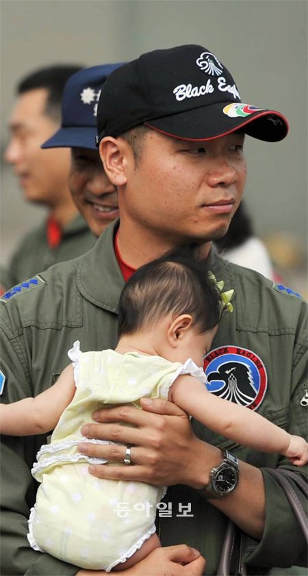 순직한 T-50B 조종사 김완희 대위. 7월 부대에서 열린 조종사의 날 행사 때 딸을 안고 있다. 공군 제공