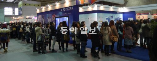 15일 일본 오사카 인텍스 전시장에서 열린 한일종합교류전을 찾은 관람객들이 한류스타의 사인이 담긴 소장품을 구경하기 위해 긴 줄에도 아랑곳하지 않고 기다리고 있다. 오사카=배극인 특파원 bae2150@donga.com