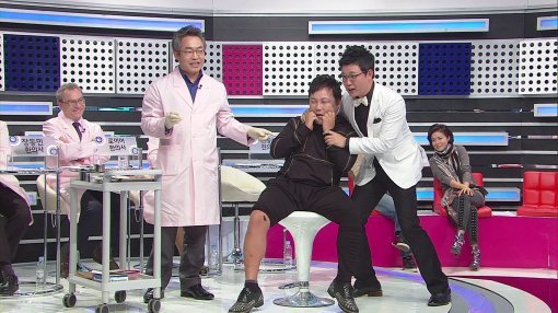 개그맨 김현철(가운데)이 한동하 한의사로부터 관절 통증을 해결해 주는 거머리 시술을 받으며 겁에 질린 표정이다. 사진제공｜채널A