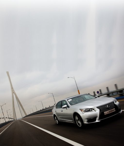 렉서스 하이브리드 LS 600hL은 6000cc 12기통의 성능을 낸다