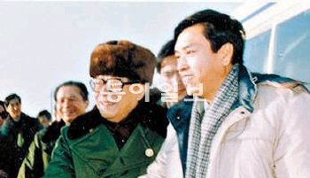 장더장 상무위원(오른쪽)이 지린 성 옌볜 조선족자치주 서기로 있던 1991년 1월 옌지 시를 찾은 장쩌민 총서기를 수행하는 모습. 사진 출처 바이두
