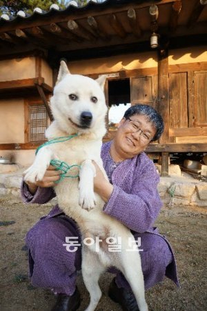 올해 세 살인 수컷 경주개 동경이 ‘수의’는 현재 경북 경주 양동마을에서 살고 있다. 최석규 동국대 한국경주개동경이보존연구소 교수와 함께.