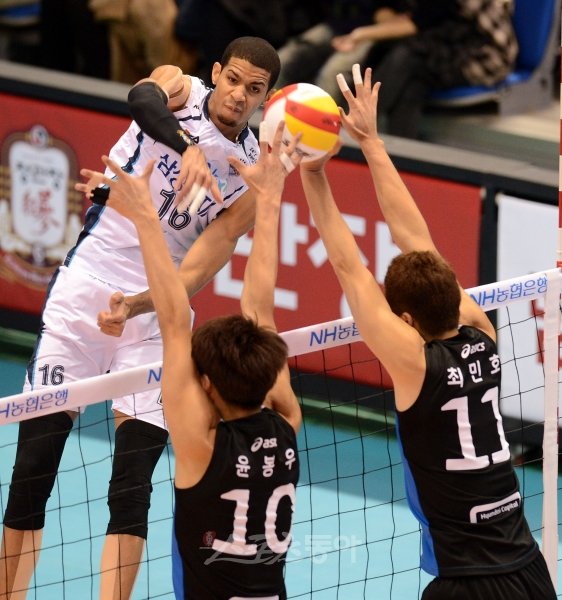 삼성화재 레오(뒤쪽)가 18일 열린 현대캐피탈과 경기에서 상대 블로킹을 앞에 두고 강력한 스파이크를 시도하고 있다. 대전｜김종원 기자 won@donga.com 트위터 @beanjjun