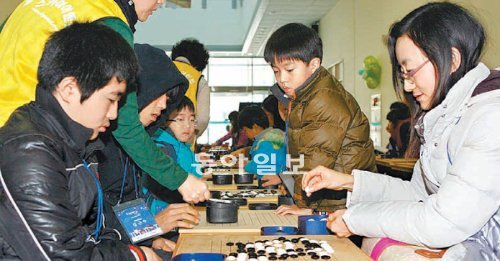 17일 대전 배재대에서 열린 다문화가정 바둑축제에서 중국 출신 이주여성 유샤오리 씨(오른쪽)가 아들과 바둑을 즐기고 있다. 배재대 제공