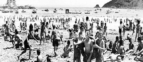 1960년대 후반 부산 서구 송도해수욕장의 모습. 1913년 개장한 송도해수욕장은 한국 첫 해수욕장이다. 동아일보 DB