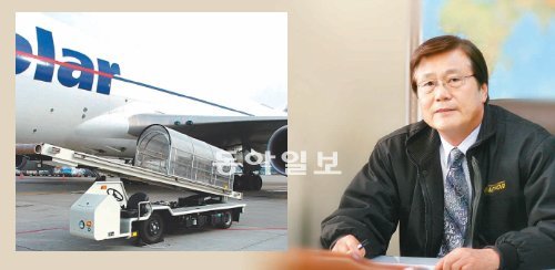 비행기에서 짐을 내릴 때 연결하는 컨베이어 벨트 로더 차량의 모습(왼쪽). 박우영 대원A.E 사장은 “저비용 항공사의 항공편이 늘어나면서 컨베이어 벨트 장비의 수요도 꾸준히 증가하고 있다”고 말했다. 대원A.E 제공