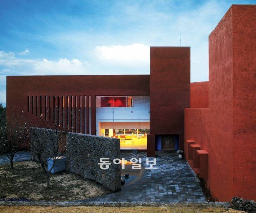 멕시코의 건축가 리카르도 레고레타가 제주 중문관광단지에 지은 ‘더 갤러리 카사 델 아구아’. 동아일보DB