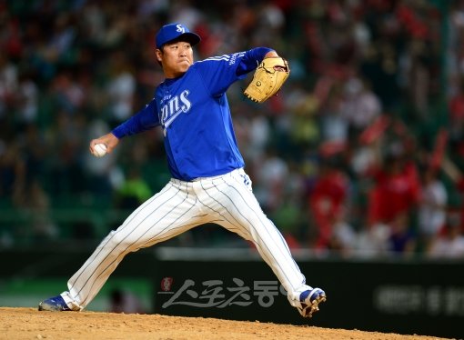 돈이 아닌 정성이 그의 마음을 움직였다. 삼성 정현욱이 김기태 감독의 말 한 마디에 17년간 몸담았던 삼성을 떠나 LG로 이적했다. 정현욱이 공을 힘차게 던지고 있다. 스포츠동아DB