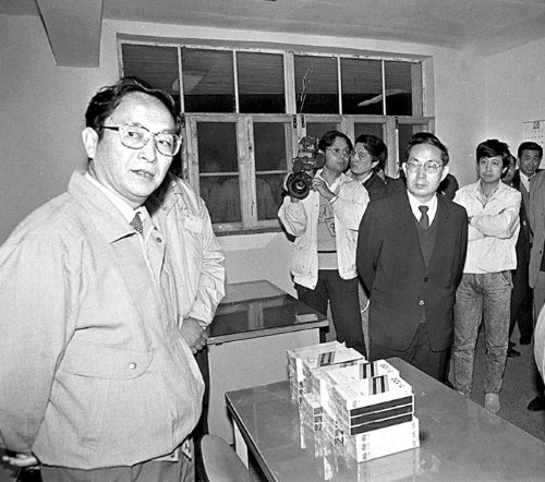 1992년 위정성 당시 산둥 성 칭다오 시장(왼쪽)이 칭다오 경제개발구의 외국 합자기업을 시찰하고 있다. 사진 출처 신화통신