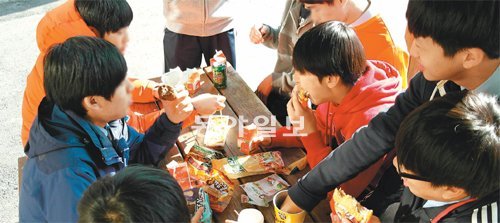 15일 한 고등학교 학생들이 점심 급식을 거른 채 교내 매점에서 구매한 빵과 과자, 음료수 등을 먹고 있다.