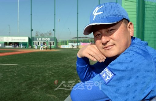 김수완 익산시야구협회 경기이사의 모습. 김 이사는 2012 LG배 한국여자야구 대회의 성공을 이끌고 있는 숨은 주역이다. 익산｜김민성 기자