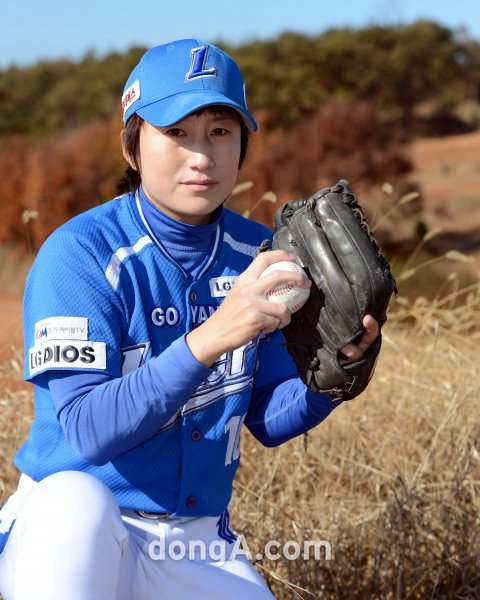 소프트볼 국가대표 경력의 유경희(고양 레이커스)는 여자야구에서도 ‘군계일학’의 기량을 과시하고 있다. 스포츠동아와의 인터뷰에 나선 유경희가 멋진 포즈를 취하고 있다. 익산｜김민성 기자 marineboy@donga.com 트위터 @bluemarine007