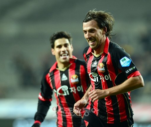 데얀(오른쪽)은 30골을 터뜨리며 K리그 역대 최다 골 행진을 잇고 있다. 몰리나도 18도움으로 최다 도움이다. 스포츠동아DB