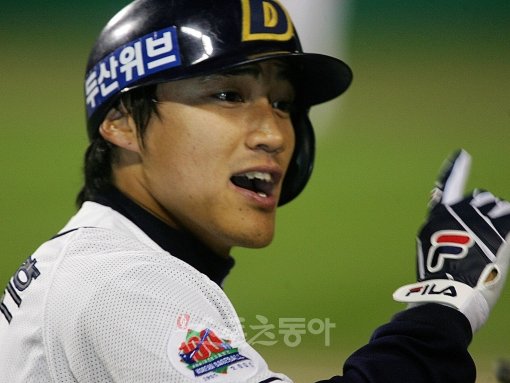 홍성흔이 두산으로 돌아왔다. 프리에이전트(FA)로 떠났다가 다시 FA 자격을 얻어 친정팀으로 컴백한 것은 FA 제도가 시행된 이후 처음. 두산은 홍성흔의 리더십에 큰 기대를 걸고 있다. 사진은 두산 시절의 홍성흔. 스포츠동아DB