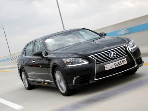 렉서스 올 뉴 LS는 고급스러운 인테리어는 물론이고 3단계로 조절되는 안마 시트 등의 편의시설과 정숙성, 승차감을 높여 안락한 주행 성능을 자랑한다. 사진제공｜렉서스코리아